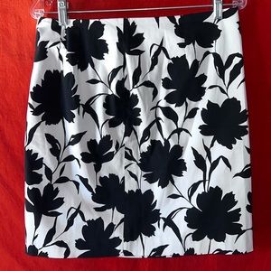Spenser Jeremy Vintage 90s skirt white w black floral design Fitted 30” waist